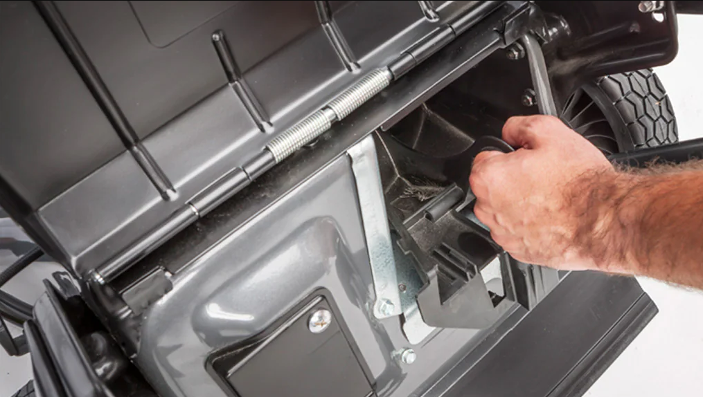 Technicien qualifié travaillant sur une tondeuse à gazon